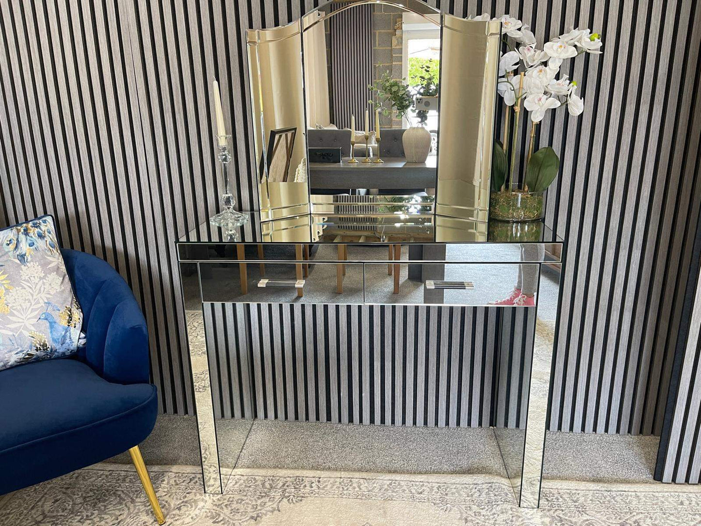 Mirrored dressing table with vanity mirror