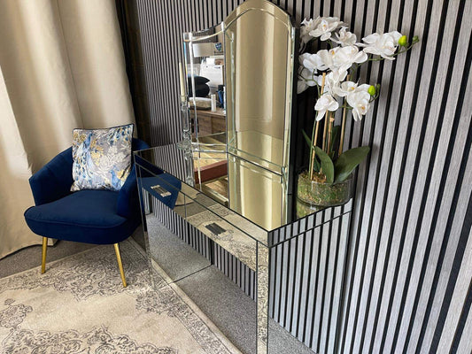 Mirrored dressing table with vanity mirror